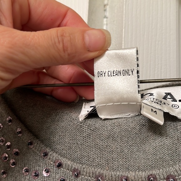 Joseph A Sleeveless heather gray sweater with sequins - Picture 5 of 9